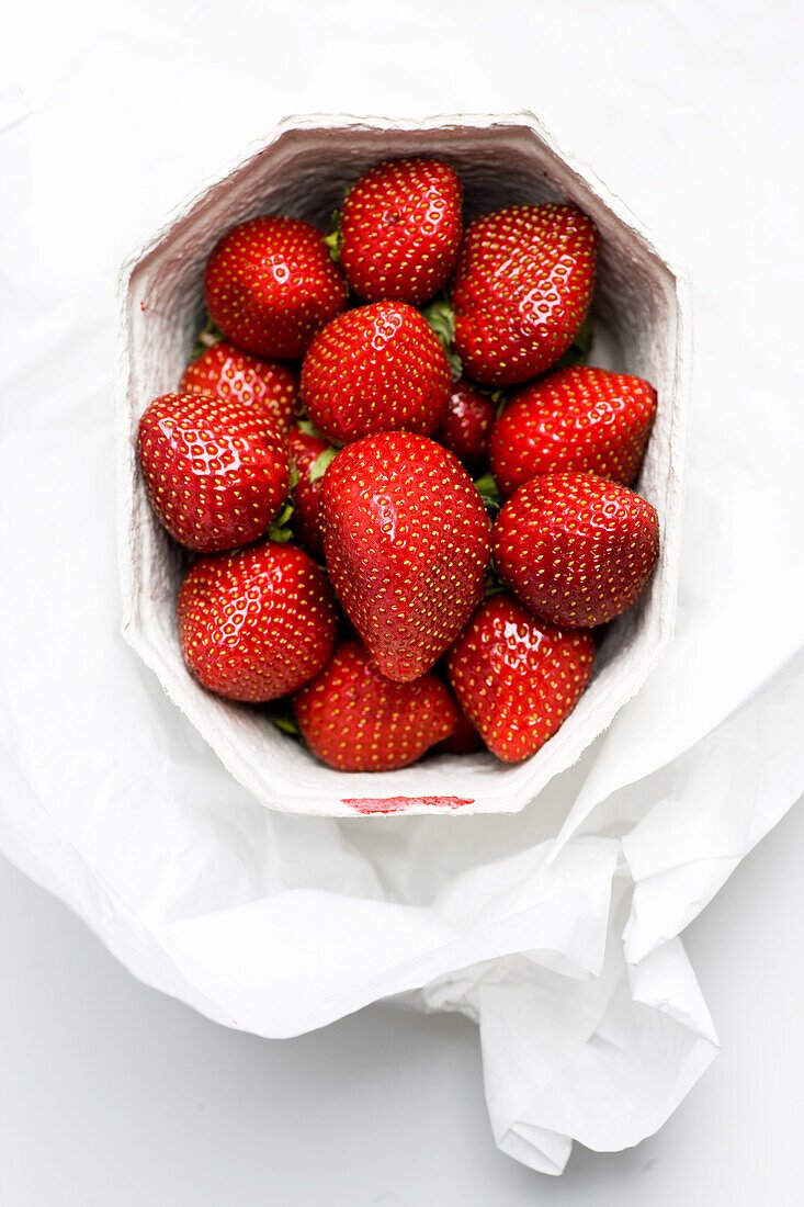 How to Choose and Store the Freshest Strawberries